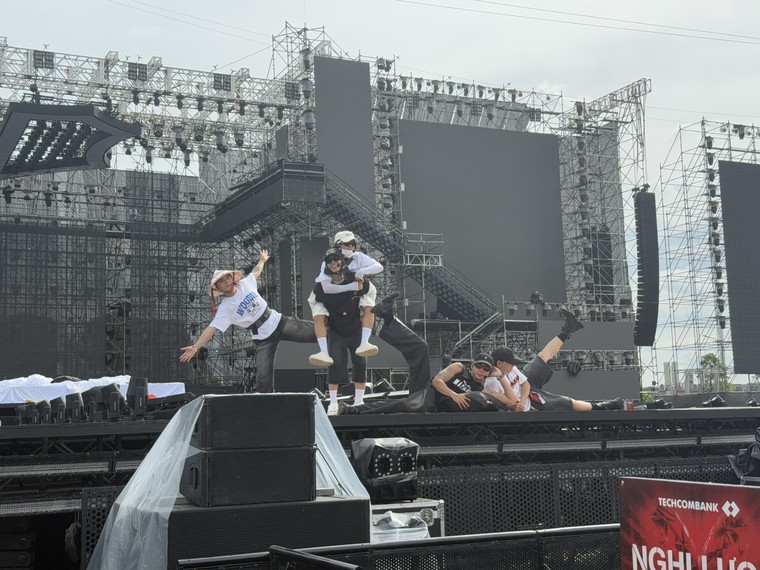 Sân khấu “Anh trai vượt ngàn chông gai” hoành tráng tại Hưng Yên ảnh 2