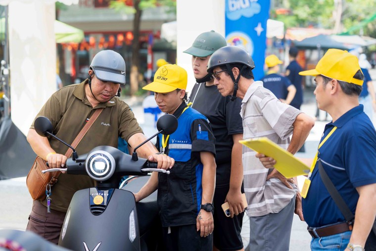 Hàng nghìn người dân Hà Nội tham gia “Đổi xăng lấy điện”, Evo Grand được chốt đơn liên tục ảnh 3