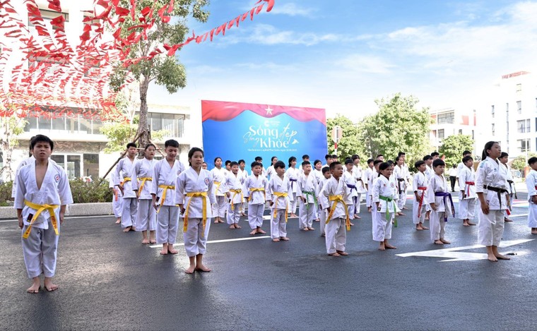 Sắc cờ rực rỡ mừng Tết Độc lập 2/9 tại Meyhomes Capital Phú Quốc ảnh 3