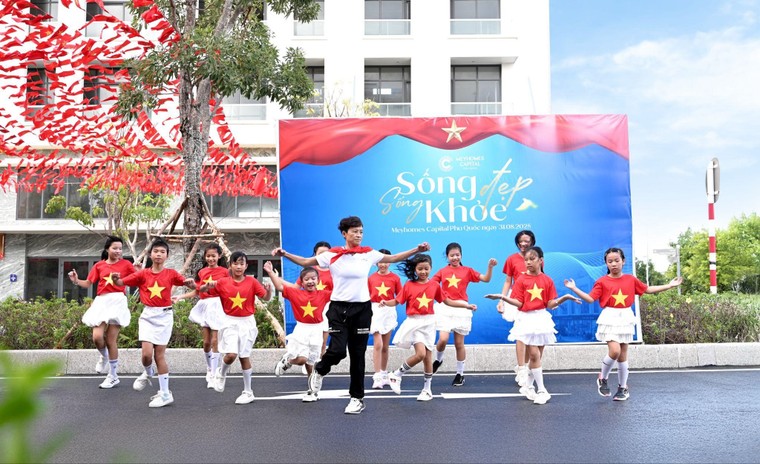 Sắc cờ rực rỡ mừng Tết Độc lập 2/9 tại Meyhomes Capital Phú Quốc ảnh 2