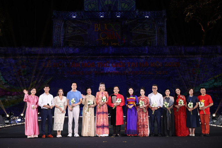 Hai tác phẩm của họa sĩ Ngô Bá Hoàng được đấu giá hơn 1,5 tỷ đồng để ủng hộ đồng bào vùng lũ ảnh 1