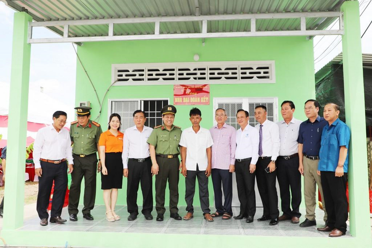 Hai tác phẩm của họa sĩ Ngô Bá Hoàng được đấu giá hơn 1,5 tỷ đồng để ủng hộ đồng bào vùng lũ ảnh 4