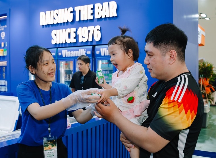 Vinamilk lan tỏa giá trị thương hiệu Việt tại Hội chợ Mùa Thu 2025 ảnh 1