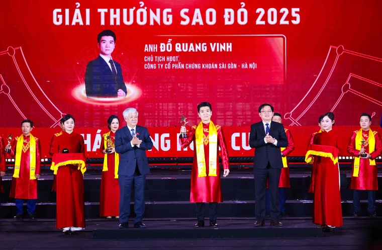 Doanh nhân Đỗ Quang Vinh được vinh danh trong TOP 10 Giải thưởng Sao Đỏ 2025 ảnh 1