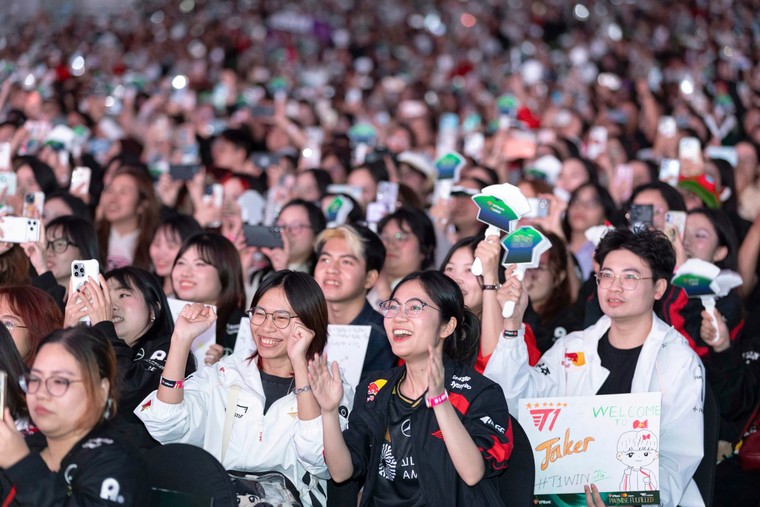 Năng lượng bùng nổ: 6 tiếng khán giả hò reo không ngớt trong buổi fan meeting của T1 tại Hà Nội ảnh 9
