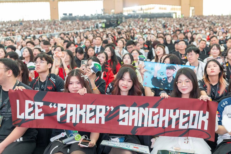 Năng lượng bùng nổ: 6 tiếng khán giả hò reo không ngớt trong buổi fan meeting của T1 tại Hà Nội ảnh 11