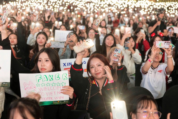 Năng lượng bùng nổ: 6 tiếng khán giả hò reo không ngớt trong buổi fan meeting của T1 tại Hà Nội ảnh 12