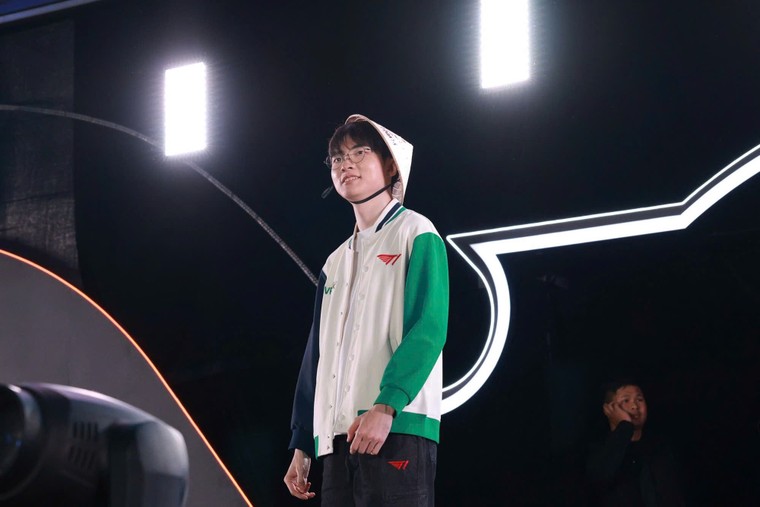 Năng lượng bùng nổ: 6 tiếng khán giả hò reo không ngớt trong buổi fan meeting của T1 tại Hà Nội ảnh 1