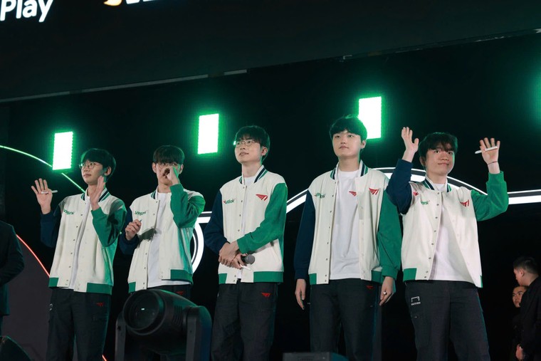 Năng lượng bùng nổ: 6 tiếng khán giả hò reo không ngớt trong buổi fan meeting của T1 tại Hà Nội ảnh 2