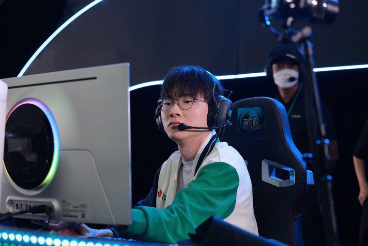 Năng lượng bùng nổ: 6 tiếng khán giả hò reo không ngớt trong buổi fan meeting của T1 tại Hà Nội ảnh 4