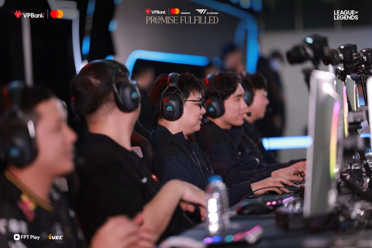 Năng lượng bùng nổ: 6 tiếng khán giả hò reo không ngớt trong buổi fan meeting của T1 tại Hà Nội ảnh 5