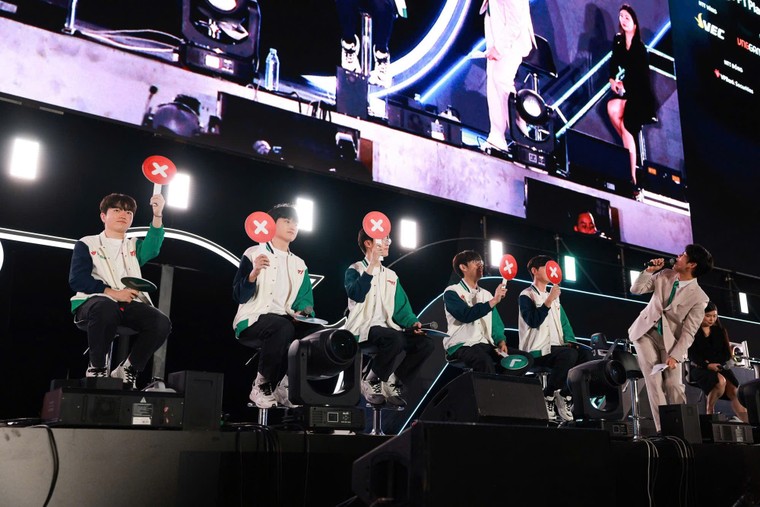 Năng lượng bùng nổ: 6 tiếng khán giả hò reo không ngớt trong buổi fan meeting của T1 tại Hà Nội ảnh 7