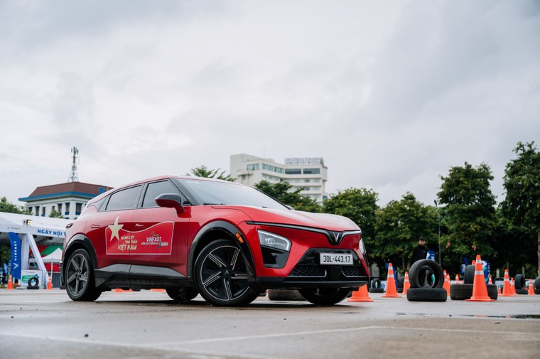 VinFast VF 7: Khi hiệu năng xe sang được “gói” trọn trong mức giá phổ thông ảnh 1
