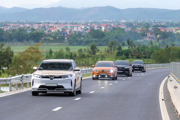 VinFast ra mắt gói dịch vụ thông minh VF Conect - nâng tầm trải nghiệm cá nhân hóa trên xe điện ảnh 1