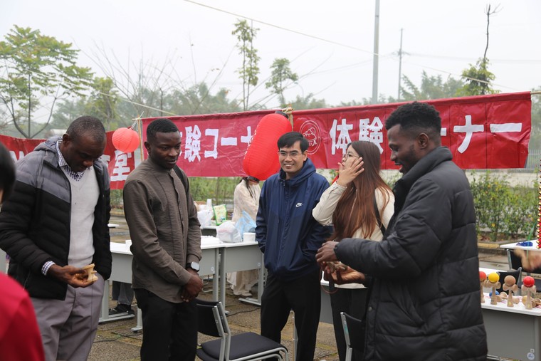 Không gian văn hóa Tết kết nối sinh viên tại trường Đại học Việt Nhật ảnh 1