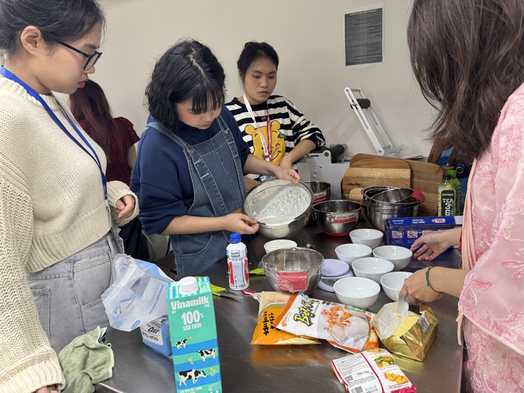 Không gian văn hóa Tết kết nối sinh viên tại trường Đại học Việt Nhật ảnh 7