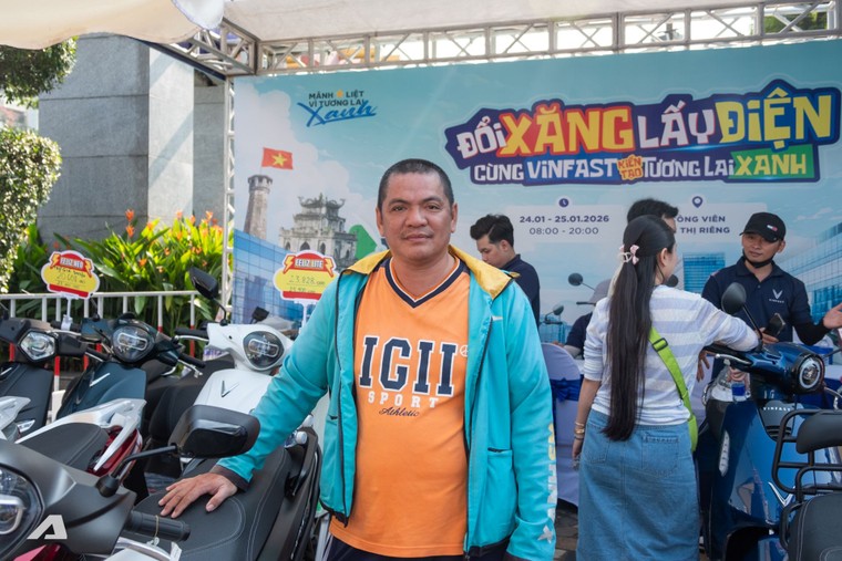Sự kiện Đổi xăng lấy điện: Người dân TP.HCM nườm nượp “chốt” xe máy điện VinFast đi Tết ảnh 1