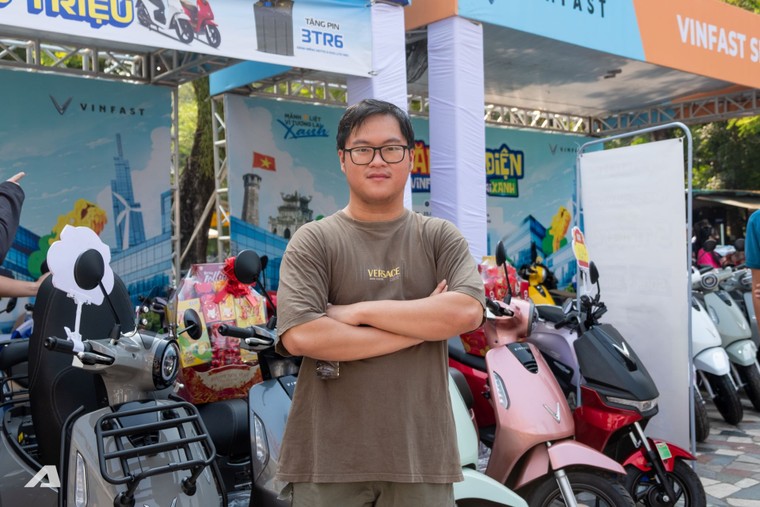 Sự kiện Đổi xăng lấy điện: Người dân TP.HCM nườm nượp “chốt” xe máy điện VinFast đi Tết ảnh 3