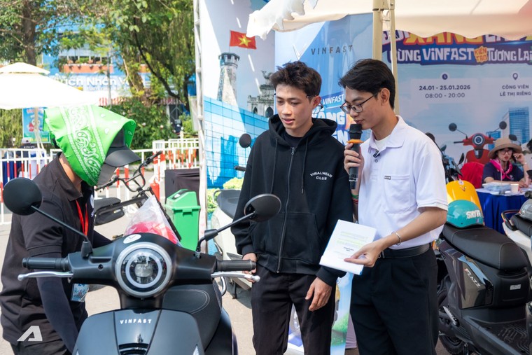 Sự kiện Đổi xăng lấy điện: Người dân TP.HCM nườm nượp “chốt” xe máy điện VinFast đi Tết ảnh 4