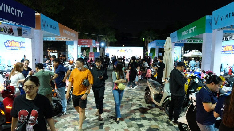 Sự kiện Đổi xăng lấy điện: Người dân TP.HCM nườm nượp “chốt” xe máy điện VinFast đi Tết ảnh 5
