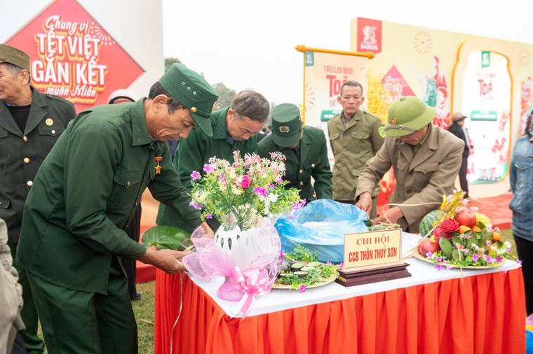 Người dân Nghệ An tham gia trải nghiệm văn hóa Tết tại sự kiện cộng đồng “Chung vị Tết Việt, gắn kết muôn miền” ảnh 1