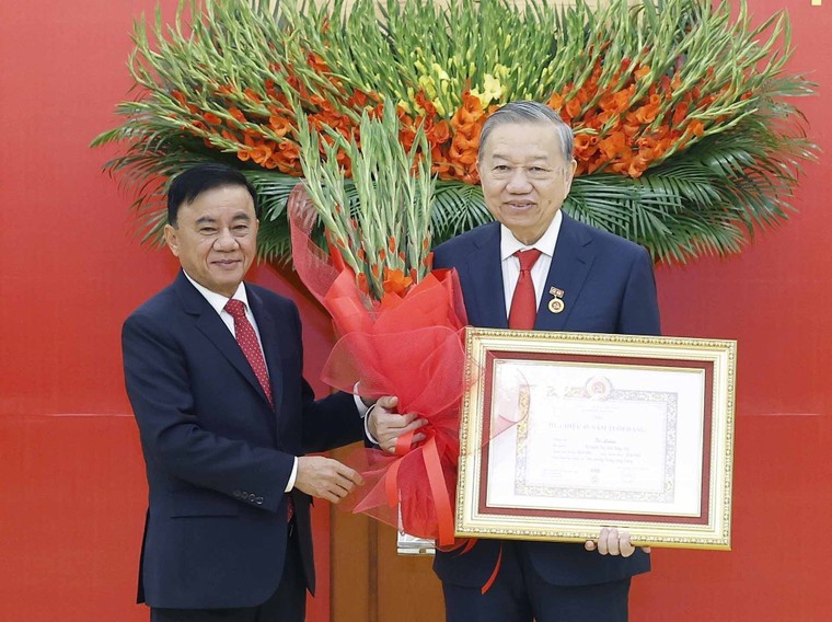 Trao Huy hiệu 45 năm tuổi Đảng tặng Tổng Bí thư Tô Lâm ảnh 1