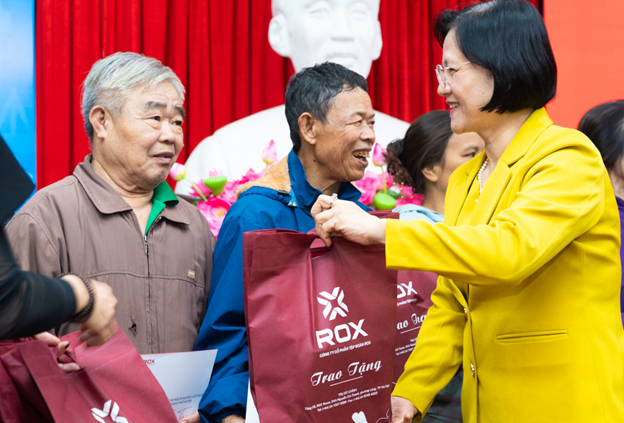 Gói quà Tết nghĩa tình gửi đến những hoàn cảnh khó khăn ảnh 1