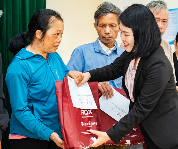Gói quà Tết nghĩa tình gửi đến những hoàn cảnh khó khăn ảnh 2