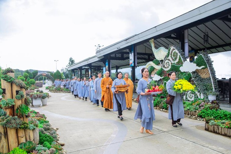 Đông đảo Phật tử hành hương về Fansipan mùa Phật đản ảnh 1