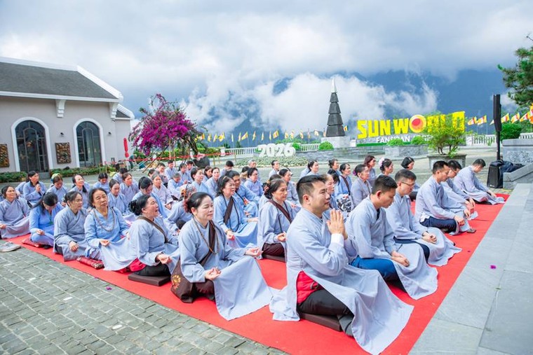 Đông đảo Phật tử hành hương về Fansipan mùa Phật đản ảnh 2
