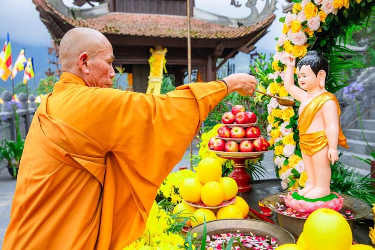 Đông đảo Phật tử hành hương về Fansipan mùa Phật đản ảnh 3