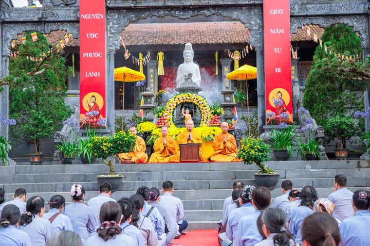Đông đảo Phật tử hành hương về Fansipan mùa Phật đản ảnh 4
