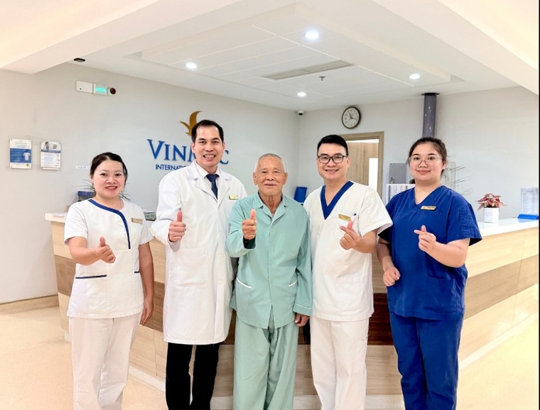 Vinmec Hạ Long cứu cụ ông 89 tuổi thoát nguy cơ suy thận bằng nội soi ít xâm lấn ảnh 1
