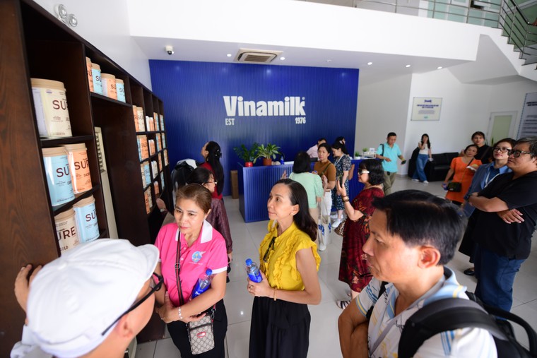 Vinamilk đón thế hệ “đồng niên” tham quan nhà máy với lời hứa chăm sóc sức khỏe bằng dinh dưỡng chất lượng ảnh 1