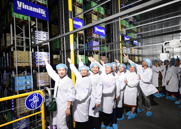 Vinamilk đón thế hệ “đồng niên” tham quan nhà máy với lời hứa chăm sóc sức khỏe bằng dinh dưỡng chất lượng ảnh 3