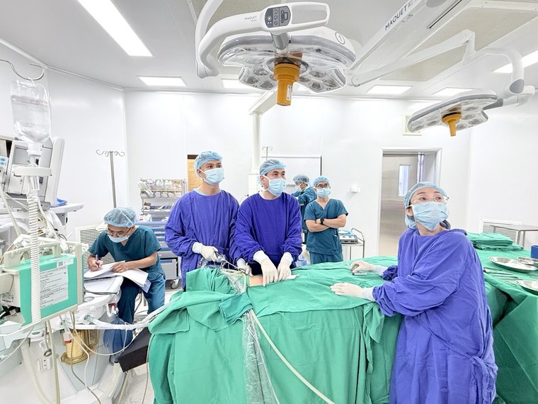 Vinmec Hạ Long cứu bé trai 2 tuổi khỏi nguy cơ biến chứng do bệnh lý ống phúc tinh mạc ảnh 1