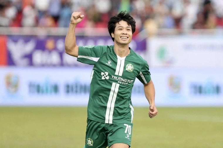 Tân binh V-League mua sát thủ châu Âu đá cặp với Công Phượng ảnh 1