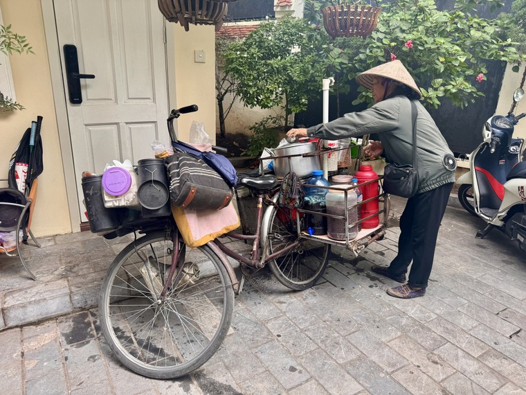 Gánh chè đỗ đen nuôi hai con học đại học ảnh 1