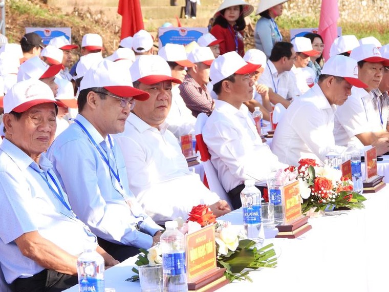 Sôi động ngày hội đua, bơi thuyền trên quê hương Đại tướng Võ Nguyên Giáp ảnh 2