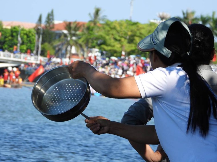 Sôi động ngày hội đua, bơi thuyền trên quê hương Đại tướng Võ Nguyên Giáp ảnh 3