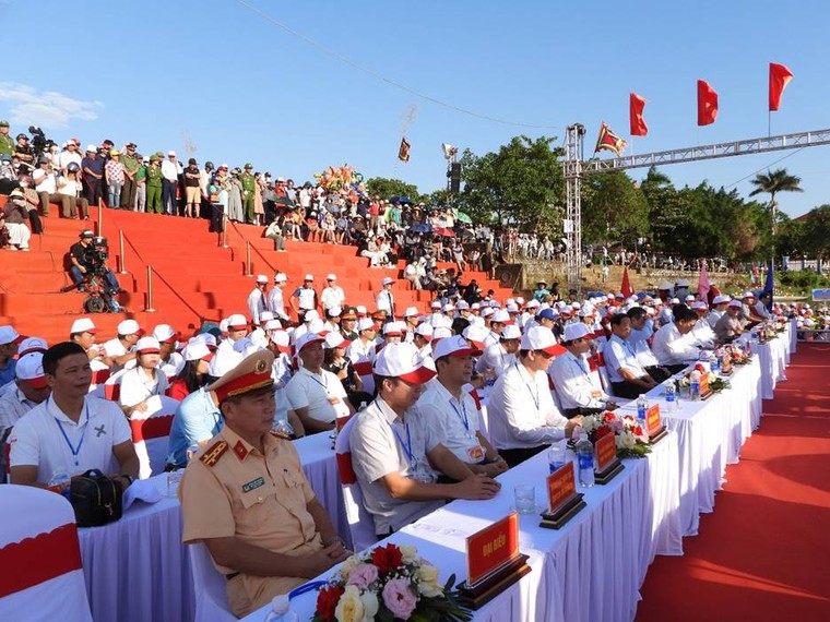 Sôi động ngày hội đua, bơi thuyền trên quê hương Đại tướng Võ Nguyên Giáp ảnh 5