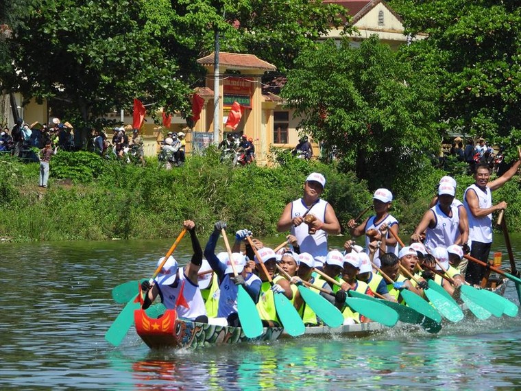 Sôi động ngày hội đua, bơi thuyền trên quê hương Đại tướng Võ Nguyên Giáp ảnh 11