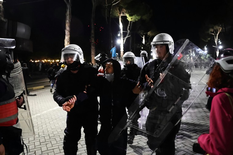Albania phạt hơn 6.000 USD với người có mặt tại biểu tình bạo lực ảnh 1