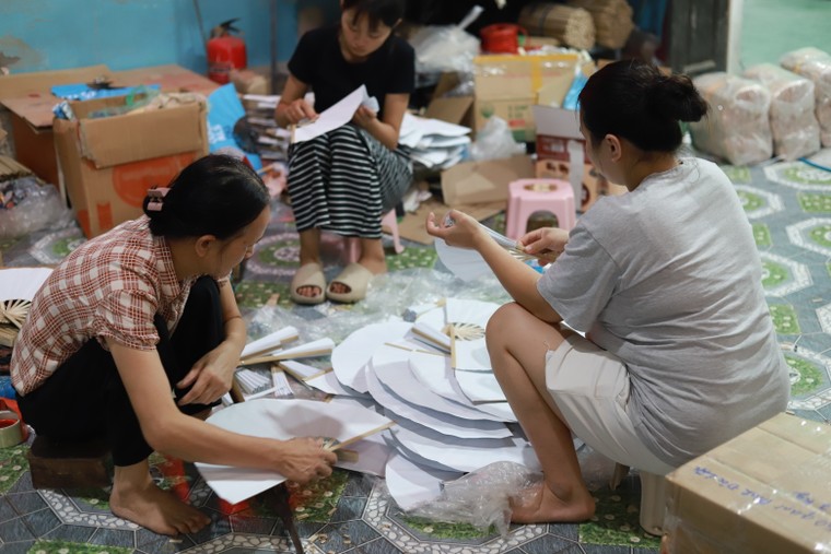 Về Chàng Sơn nghe chuyện người trẻ đánh thức nghề quạt trăm năm ảnh 2