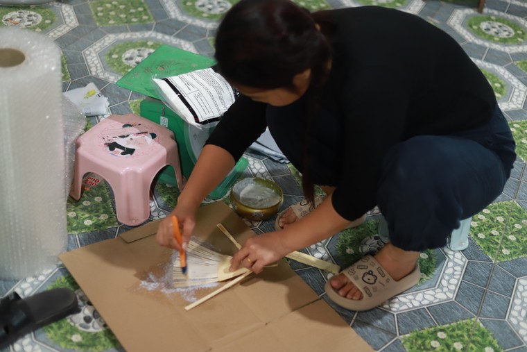 Về Chàng Sơn nghe chuyện người trẻ đánh thức nghề quạt trăm năm ảnh 4