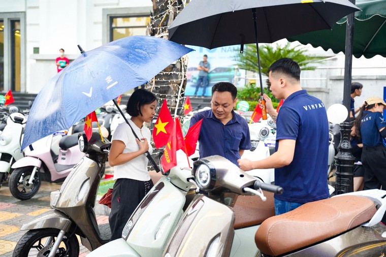 VinFast tổ chức chuỗi “Thu xăng đổi điện” tại 34 trung tâm thương mại Vincom, hỗ trợ đến 6 triệu đồng khi lên đời xe máy điện ảnh 1