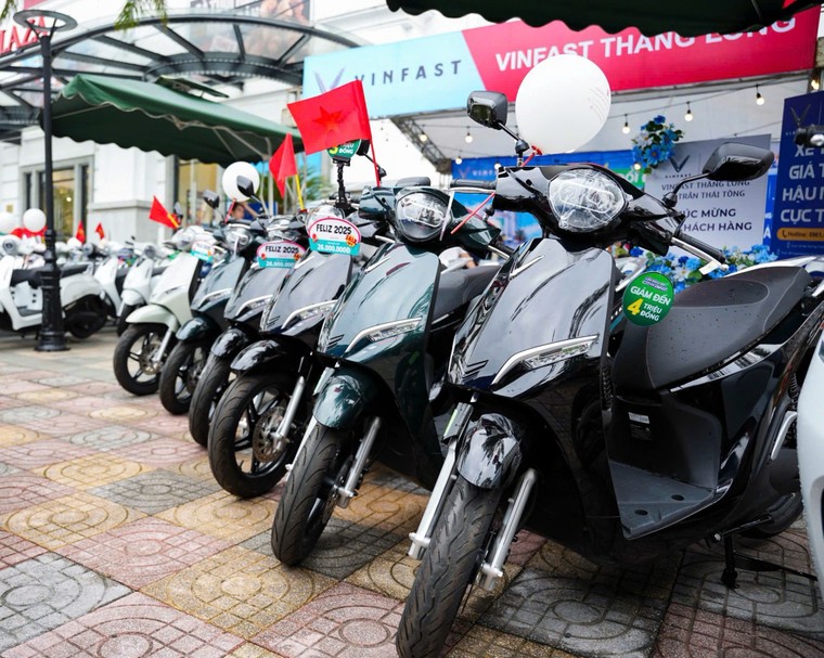 VinFast tổ chức chuỗi “Thu xăng đổi điện” tại 34 trung tâm thương mại Vincom, hỗ trợ đến 6 triệu đồng khi lên đời xe máy điện ảnh 2