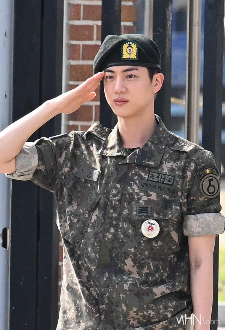 Thành viên đầu tiên của nhóm nhạc BTS xuất ngũ ảnh 1