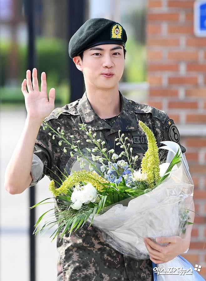 Thành viên đầu tiên của nhóm nhạc BTS xuất ngũ ảnh 2