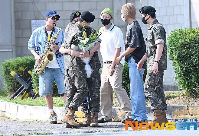 Thành viên đầu tiên của nhóm nhạc BTS xuất ngũ ảnh 3